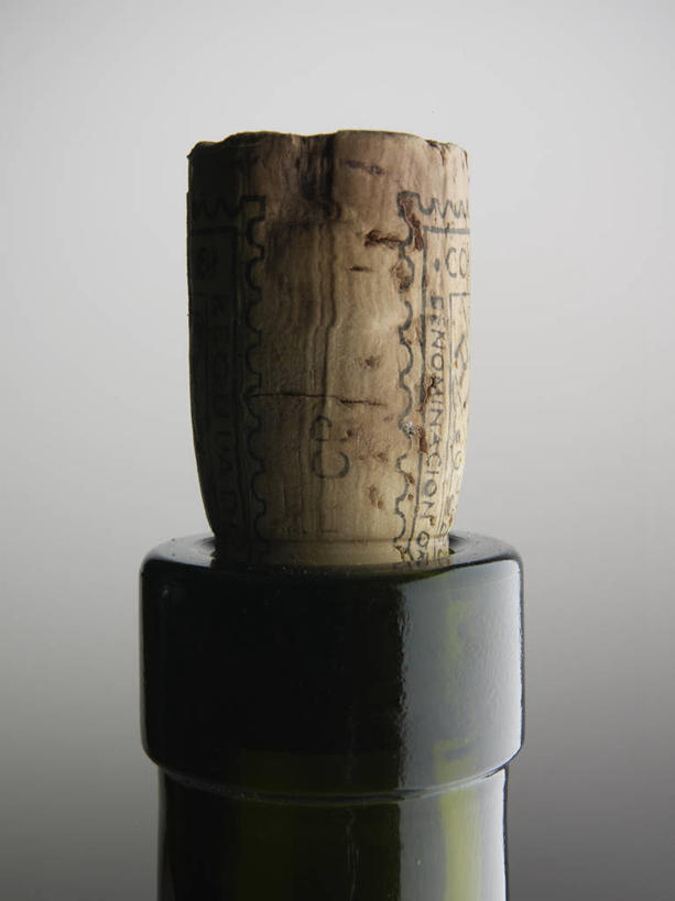 无人,竖图,室内,特写,白天,正面,静物,阴影,灰色背景,反射,影子,红酒瓶,玻璃制品,酒瓶,一个,玻璃瓶,瓶子,瓶塞,摄影,影棚,单个,葡萄酒瓶,保存,密封,彩图,影棚拍摄,拍摄