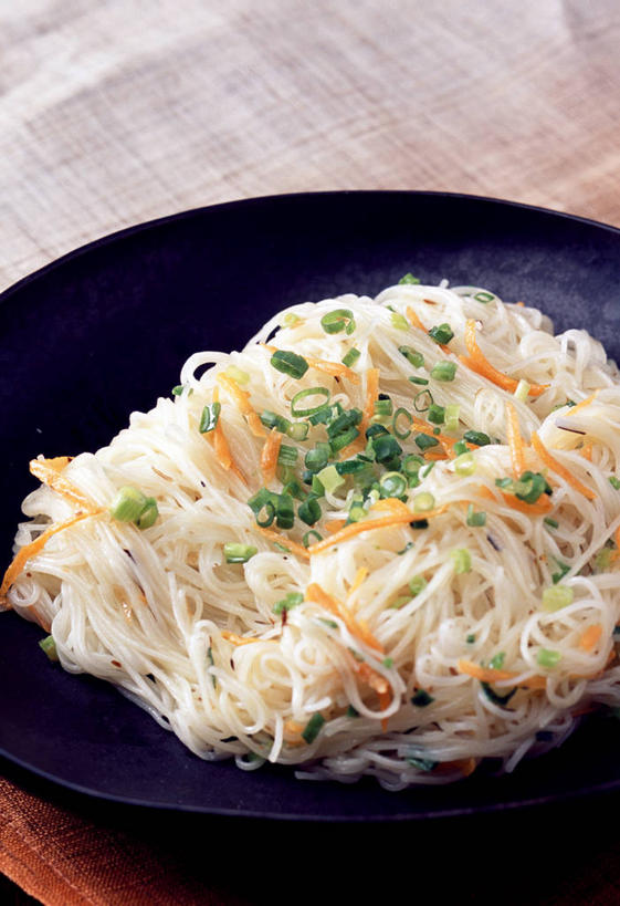 面食,面条,无人,竖图,俯视,室内,特写,白天,烹饪,餐桌,桌子,萝卜,胡萝卜,蔬菜,餐具,阴影,朦胧,模糊,新鲜,反射,碟子,盘,影子,葱,青葱,面,日本料理,料理,食品,菜肴,美食,食物,盘子,碟,日式料理,日式,佳肴,有机食品,绿色食品,餐台,黄萝卜,番萝卜,红萝卜,甘荀,彩图,高角度拍摄,丁香萝卜,胡芦菔金,金笋