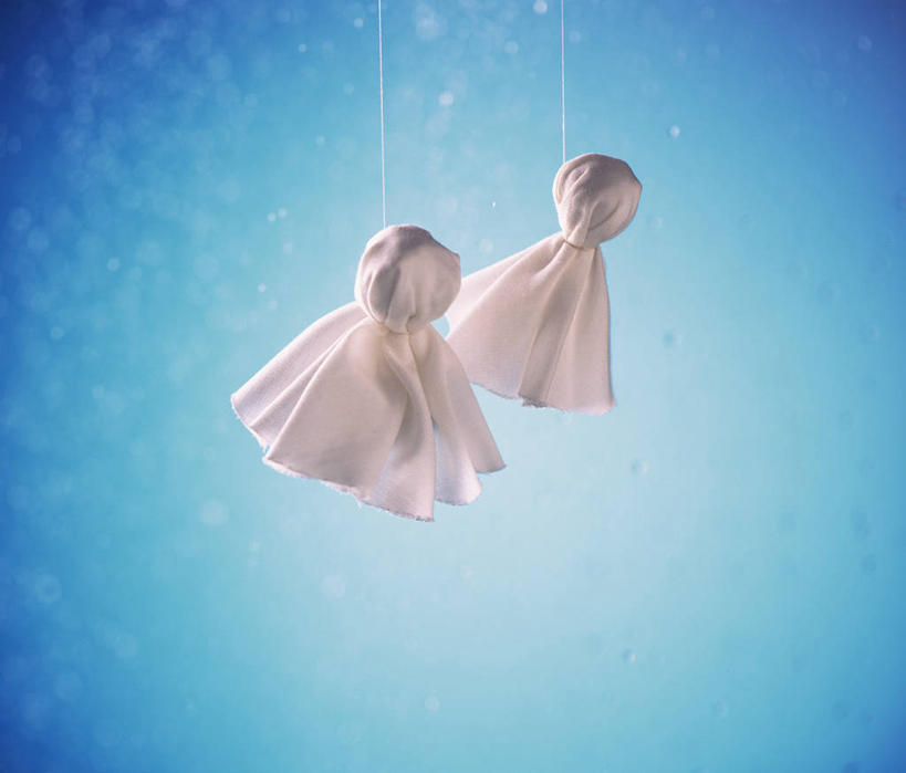 无人,横图,室内,特写,白天,正面,静物,吊挂,悬挂,阴影,蓝色背景,反射,影子,挂,文化,白色,祈祷,两只,健康,许愿,摄影,影棚,纪念,祈求,晴天娃娃,放晴娘,晴天和尚,扫晴娘,扫天婆,平安,彩图,影棚拍摄,拍摄