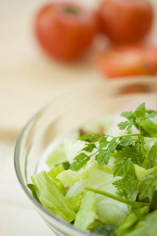 无人,竖图,俯视,室内,特写,白天,烹饪,西餐,蔬菜,西红柿,叶子,玻璃,朦胧,模糊,新鲜,调料,酱料,酱汁,蔬菜沙拉,佐料,沙拉,料理,食品,绿叶,调味品,调味料,色拉,酱,沙拉酱,沙律,菜肴,美食,玻璃制品,食物,一个,容器,碗,嫩叶,西式,佳肴,有机食品,绿色食品,单个,色拉酱,储藏,储存,轮峰菊,山萝卜,松虫草,紫盆花,叶,叶片,洋柿子,柑仔蜜,番茄,臭柿,彩图,高角度拍摄,六月柿,贮存,喜报三元