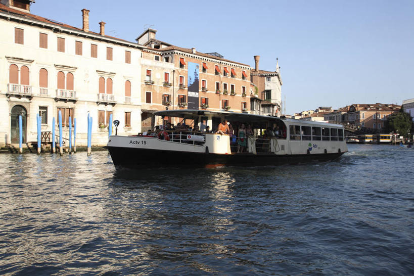 无人,家,横图,室外,白天,正面,度假,河流,美景,水,窗户,城市风光,城市,轮船,船,意大利,欧洲,威尼斯,阴影,波纹,光线,影子,房屋,墙,屋子,河水,景观,水流,公寓,涟漪,娱乐,洋房,楼房,玻璃窗,墙壁,墙面,住宅,蓝色,倒影,蓝天,水纹,天空,阳光,交通工具,波浪,天,享受,休闲,景色,放松,晴朗,倒映,威尼托,南欧,载具,威尼托大区,万里无云,意大利共和国,首府,水晕,威内托,威内托大区,反照,晴空,晴空万里,彩图,房子,大运河