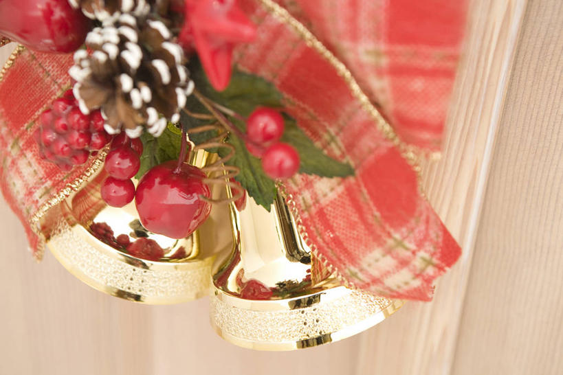 无人,横图,俯视,室内,特写,白天,浆果,金属制品,圣诞节,阴影,节日,庆祝,装饰,反射,金属,铃铛,丝绸,丝带,影子,坚果,果实,松果,缎带,文化,绸带,红色,蝴蝶结,干果,庆典,纪念,华丽,修饰,点缀,松塔,衬托,美观,雅致,雅观,圣诞铃铛,铜制,彩图,高角度拍摄