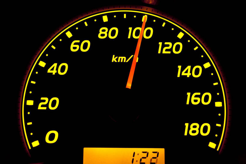 无人,横图,室内,特写,白天,正面,静物,阴影,光线,标志,数字,文字,影子,字符,灯光,指针,标识,黄色,红色,阿拉伯数字,仪表盘,仪表,彩图,车速表