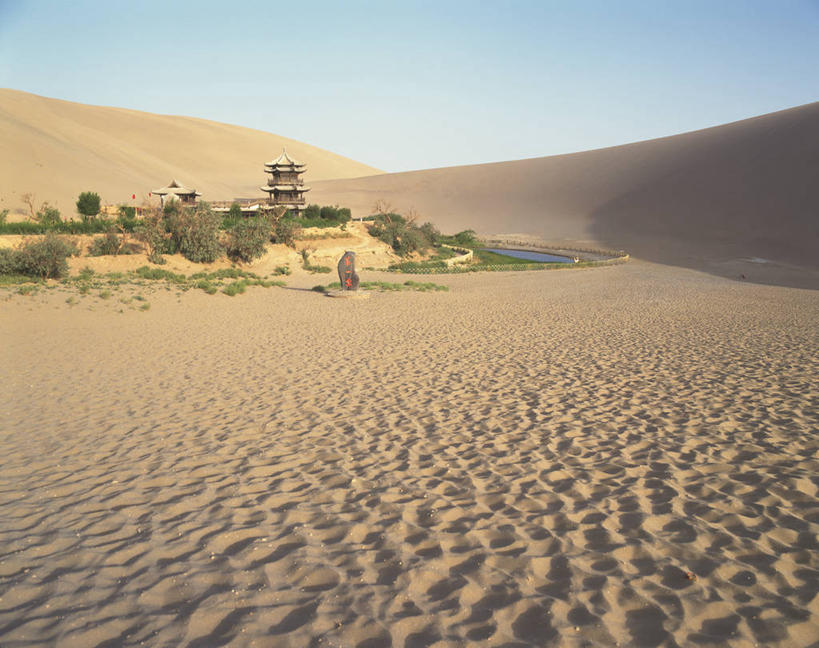 无人,寺庙,横图,室外,白天,正面,旅游,度假,名胜古迹,沙漠,植物,标志建筑,地标,建筑,敦煌,中国,亚洲,阴影,节日,遗迹,光线,影子,塔,古迹,文化,文物,娱乐,建设,古建筑,宝塔,佛塔,树,树木,蓝色,绿色,蓝天,天空,阳光,自然,庙宇,天,祈祷,享受,休闲,健康,旅游胜地,放松,许愿,宗教,佛教,信仰,生长,晴朗,成长,纪念,祈求,古文明,东亚,甘肃,甘肃省,万里无云,中华人民共和国,西北地区,甘,酒泉,酒泉市,释教,浮图,浮屠,敦煌八景,沙井,月牙泉,平安,大漠,砂漠,晴空,晴空万里,彩图,庙,寺,塔婆,浮图塔,浮头,佛图