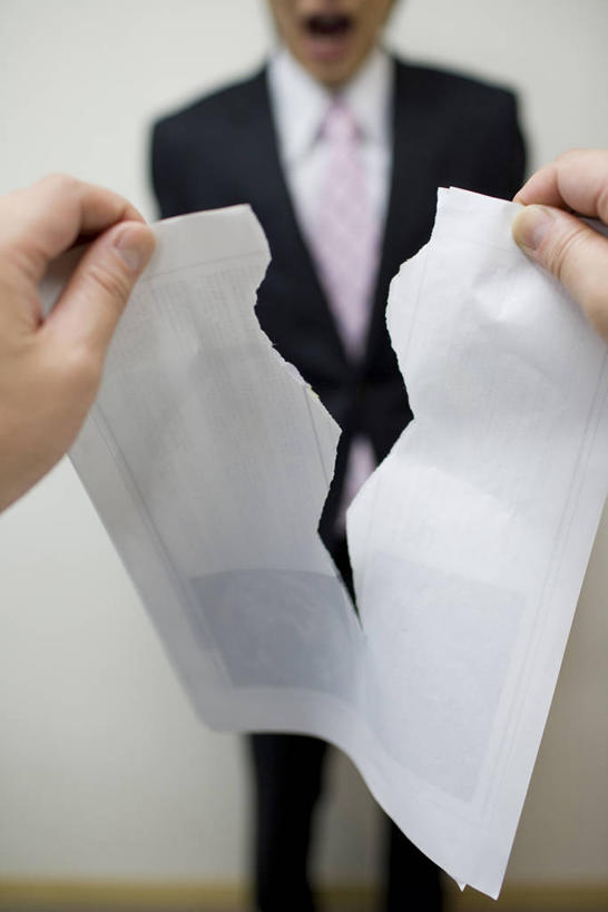 东方人,手,两个人,同事,商务人士,商务男性,站,竖图,室内,白天,正面,衬衫,成功,合作,团队,集体,信心,亚洲,双手,握,套装,材料,档案,文件,纸,领带,拿,大喊,拿着,黄种人,破坏,队伍,破损,手稿,资料,站着,张嘴,手部,握着,合同,大叫,证明,损坏,变更,领导,象征,庄重,成就,文档,商务装,身份,协议,合伙,领袖,张大嘴巴,工薪阶层,正式,地位,大呼,设立,终止,男人,男性,年轻男性,亚洲人,白领,上班族,张开嘴,站立,半身,彩图,衬衣