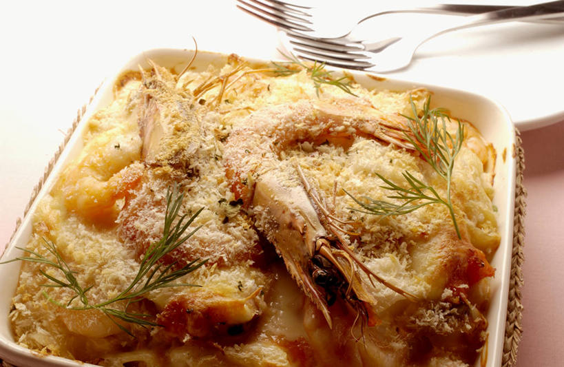 海鲜,奶酪,无人,横图,俯视,室内,特写,白天,烹饪,西餐,餐桌,桌子,餐具,阴影,反射,叉子,影子,陶瓷,虾,干酪,起司,料理,食品,陶瓷制品,芝士,营养,水产,菜肴,美食,海洋生物,食物,容器,碗,乳酪,西式,佳肴,餐台,储藏,乳制品,储存,水生动物,海产品,水生物,发酵,海底动物,餐叉,进餐用具,彩图,高角度拍摄,法国菜,贮存