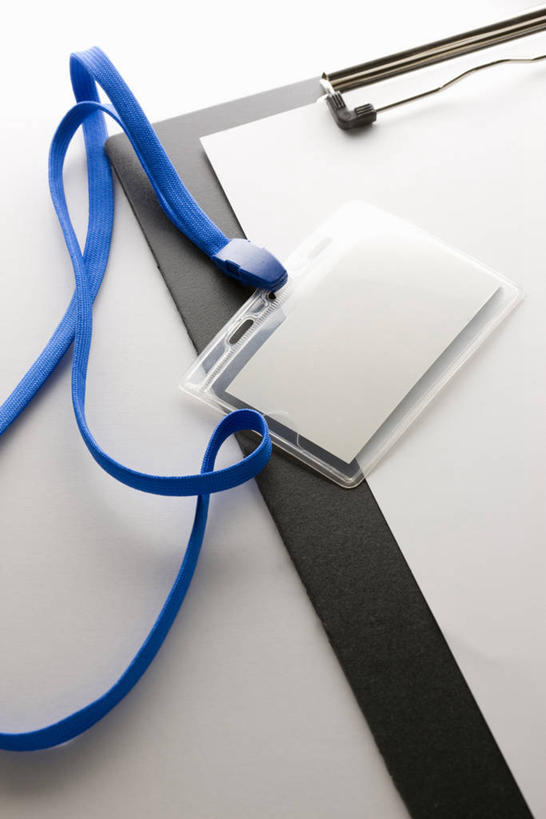 无人,竖图,俯视,室内,特写,白天,白色背景,静物,阴影,反射,材料,档案,文件,影子,纸,标识,吊牌,手稿,胸牌,资料,摄影,影棚,证明,徽章,文档,身份,胸章,胸卡,编号牌,雕刻牌,工号牌,胸号牌,胸徽,员工牌,彩图,高角度拍摄,影棚拍摄,拍摄