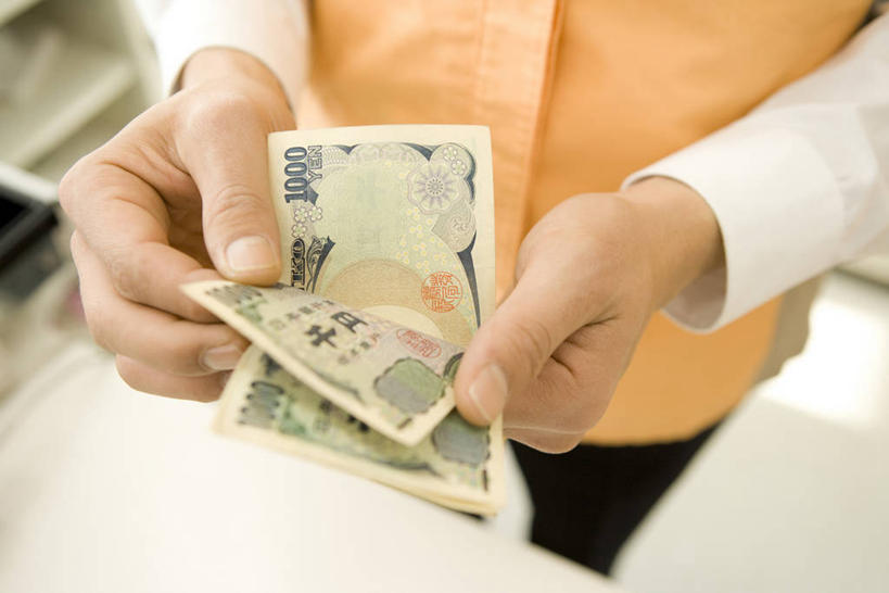 东方人,手,一个人,店员,商店,站,横图,俯视,室内,特写,白天,工作服,制服,购物,钱,消费,超市,亚洲,双手,仅一个男性,仅一个人,握,服装,钱币,拿,拿着,黄种人,仅一个年轻男性,衣服,站着,营业员,手部,握着,钞票,金融,纸币,百货,服饰,便利店,经济,日元,衣着,穿着,流通,选购,纸钞,贸易,血拼,零售店,销售人员,工作制服,衣饰,货币,现金,男人,男性,年轻男性,亚洲人,售货员,站立,半身,彩图,高角度拍摄,工作套服,店铺,杂货店,杂货铺,日本银行券,日圆,清点