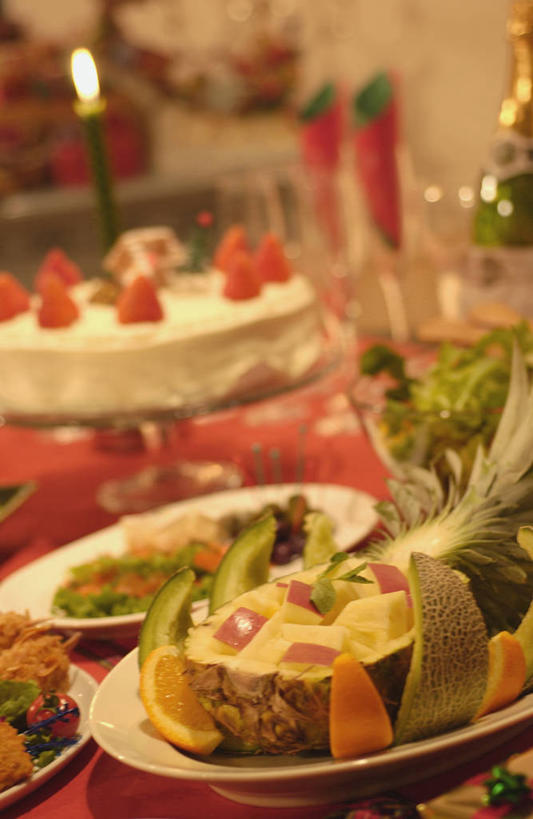 点心,无人,竖图,俯视,室内,白天,烹饪,西餐,餐桌,桌子,苹果,菠萝,蔬菜,蜡烛,水果,圣诞节,阴影,节日,朦胧,模糊,庆祝,光线,火焰,影子,烛光,调料,酱料,酱汁,佐料,沙拉,料理,食品,果实,调味品,燃烧,调味料,文化,色拉,酱,沙拉酱,沙律,菜肴,美食,食物,糕点,点燃,庆典,西式,佳肴,餐台,纪念,色拉酱,甜橙,圣诞蛋糕,凤梨,橙子,橙,彩图,高角度拍摄,鹄壳,黄橙,黄果,金橙,金环,金球,糖橙,蔬果沙拉,蛋糕