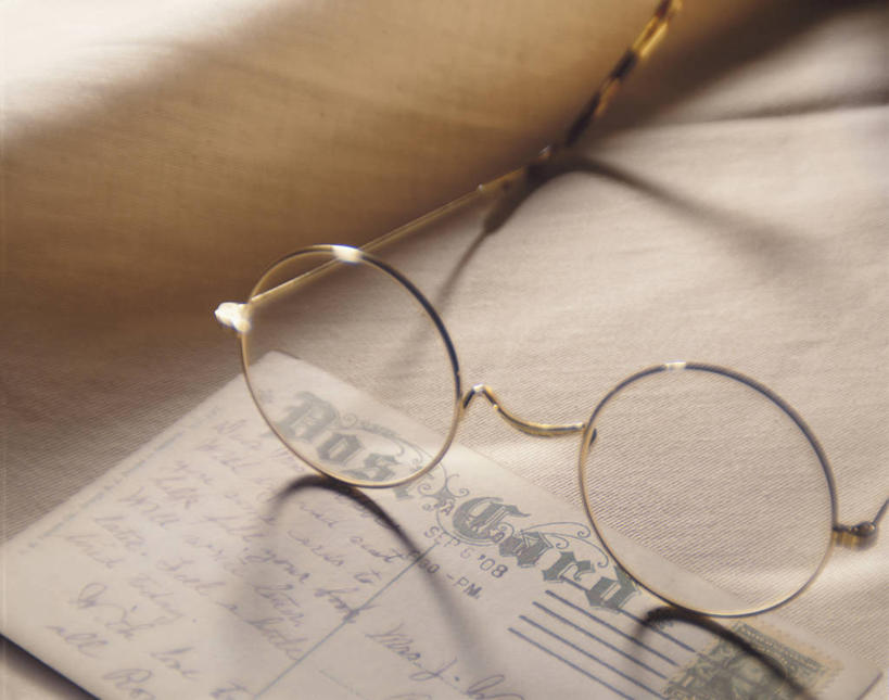 无人,横图,俯视,室内,特写,白天,静物,一副,阴影,反射,传递,信息,英文,标志,文字,眼镜,影子,字符,字母,明信片,联系,标识,卡片,联络,通信,纪念,留念,老花镜,英文字母,怀念,宣传,记念,远视眼镜,彩图,高角度拍摄,收藏