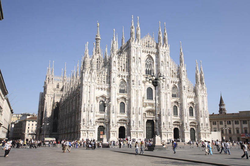 西方人,教堂,走,横图,室外,白天,仰视,旅游,度假,名胜古迹,标志建筑,地标,建筑,意大利,欧洲,欧洲人,行人,游客,游人,阴影,服装,节日,遗迹,光线,影子,许多人,休闲装,古迹,文化,文物,娱乐,建设,古建筑,路人,旅客,衣服,蓝色,蓝天,天空,阳光,天,祈祷,一群人,享受,休闲,健康,休闲服,旅游胜地,放松,许愿,宗教,服饰,信仰,晴朗,纪念,祈求,基督教,南欧,天主教,信念,古文明,伦巴第大区,多莫大教堂,米兰,万里无云,意大利共和国,首府,伦巴第,省会,米兰省,过客,杜莫主教堂,米兰大教堂,米兰主教教堂,意大利米兰大教堂,平安,男人,男性,年轻男性,年轻女性,女人,女性,白种人,晴空,晴空万里,步行,散步,走路,半身,彩图,低角度拍摄,大教堂,礼拜堂