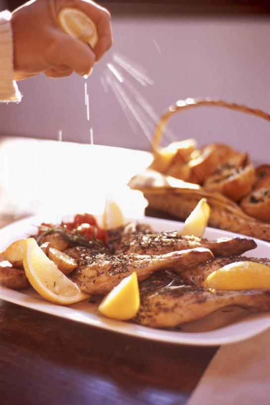 点心,面包,东方人,手,一个人,交叉,捏,竖图,室内,特写,白天,正面,烹饪,餐桌,桌子,竹子,柠檬,餐具,水果,亚洲,仅一个男性,仅一个人,阴影,飞溅,竹制,朦胧,模糊,新鲜,溅,编织,反射,碟子,篮子,盘,影子,鸡肉,肉,生食,料理,食品,面点,果实,捏着,黄种人,菜肴,美食,肉类,食物,糕点,仅一个年轻男性,盘子,竹篮,碟,手部,佳肴,有机食品,绿色食品,餐台,竹条,单手,交织,竹制品,喷洒,肉食,越菜,越南菜,越南料理,穿插,男人,男性,年轻男性,亚洲人,益母果,柠果,半身,彩图,柠檬鸡