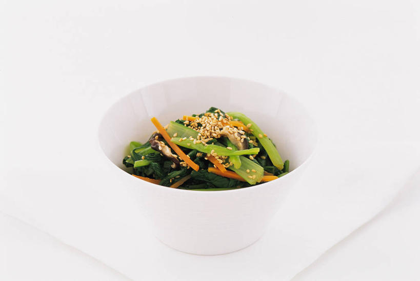 无人,横图,俯视,室内,特写,白天,白色背景,烹饪,西餐,蔬菜,新鲜,陶瓷,青菜,调料,酱料,酱汁,蔬菜沙拉,芝麻,佐料,沙拉,料理,食品,陶瓷制品,调味品,调味料,色拉,酱,沙拉酱,沙律,菜肴,美食,食物,一个,容器,碗,西式,摄影,佳肴,有机食品,绿色食品,影棚,单个,色拉酱,储藏,储存,小白菜,脂麻,胡麻,白麻,巨胜子,油麻,不结球白菜,彩图,高角度拍摄,影棚拍摄,拍摄,贮存