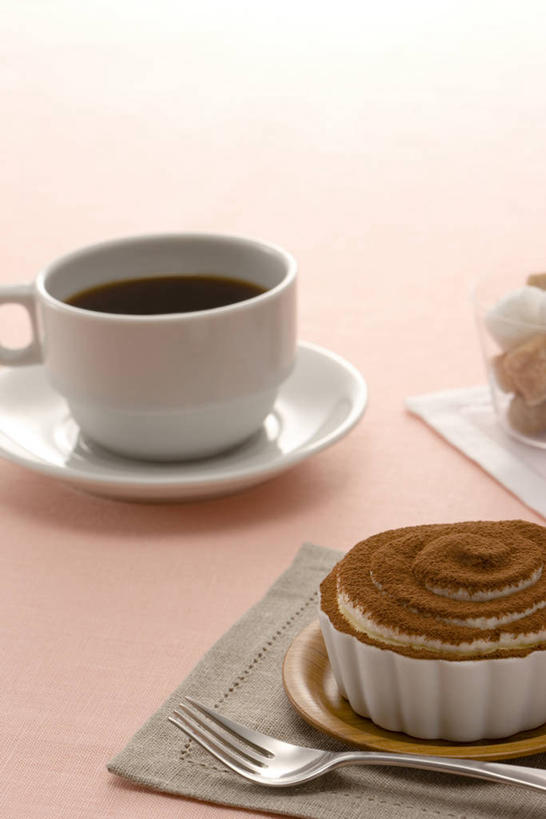 点心,咖啡,无人,竖图,俯视,室内,特写,白天,幸福,餐桌,桌子,杯子,餐具,阴影,反射,叉子,瓷器,粉末,影子,食品,甜点,甜品,果实,种子,咖啡杯,陶瓷制品,娱乐,可可,提拉米苏,食物,糕点,饮料,甜食,享受,休闲,温馨,粉,放松,乐趣,餐台,可可粉,提神,舒适,瓷杯,醒脑,餐叉,可可豆,软饮料,粉状,粉剂,可可子,堤拉米苏,意大利蛋糕,进餐用具,彩图,高角度拍摄,蛋糕