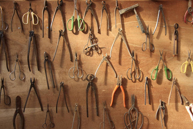 无人,横图,室内,特写,白天,正面,静物,一排,许多,吊挂,修剪,悬挂,阴影,整齐,并列,并排,反射,工具,剪刀,影子,园艺工具,园艺,很多,挂,排列,裁剪,剪子,剪裁,切割,队列,平行,篱笆剪,整篱剪,彩图,大平剪,绿篱剪