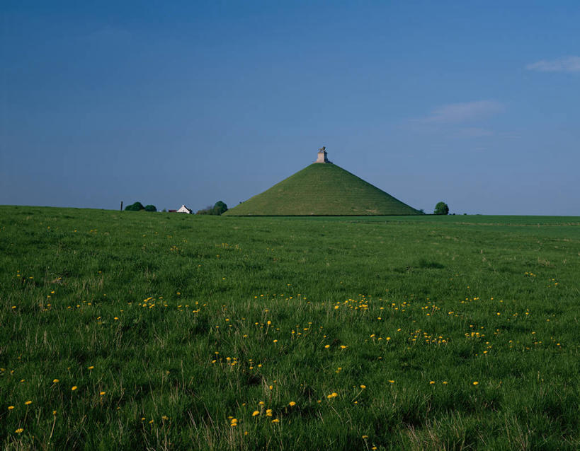 无人,横图,室外,白天,正面,旅游,度假,竞争,草地,草坪,名胜古迹,山,山脉,植物,标志建筑,地标,建筑,雕塑,比利时,欧洲,对抗,阴影,遗迹,艺术,装饰,冲突,光线,雕刻,雕像,影子,山峰,云,云朵,山峦,云彩,古迹,文物,娱乐,建设,古建筑,草,树,树木,蓝色,绿色,白云,蓝天,天空,阳光,自然,工艺品,群山,天,享受,休闲,旅游胜地,放松,战争,生长,晴朗,成长,纪念,美术,西欧,对立,矛盾,主题,陈列,古文明,功能,美学,敌对,挫败,斗争,抗拒,抗衡,比利时王国,晴空,彩图,拿破仑战争