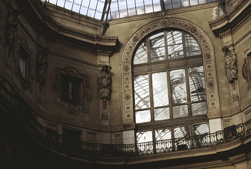 无人,横图,室内,白天,仰视,旅游,度假,名胜古迹,窗户,门,标志建筑,地标,建筑,雕塑,意大利,欧洲,遗迹,艺术,装饰,雕刻,雕像,墙,拱门,古迹,文物,娱乐,建设,古建筑,玻璃窗,墙壁,墙面,工艺品,门框,享受,休闲,旅游胜地,放松,纪念,美术,南欧,主题,陈列,古文明,伦巴第大区,意大利共和国,伦巴第,功能,美学,米兰省,彩图,低角度拍摄,埃马努埃莱二世拱廊,杜莫广场,主教座堂广场