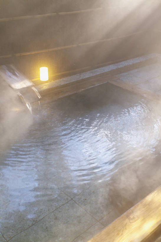 无人,竖图,俯视,室内,白天,温泉,雾,阴影,波纹,沸腾,光线,蒸汽,影子,涟漪,水蒸气,雾气,水纹,阳光,波浪,温暖,泉水,温和,气体,水晕,蒸发,地热,彩图,高角度拍摄