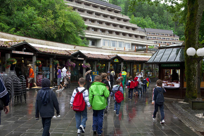 西方人,儿童,家,走,横图,室外,白天,度假,纯洁,美景,雨,植物,城市风光,城市,路灯,照明,欧洲,斯洛文尼亚,欧洲人,服装,包,房屋,屋子,景观,公寓,灯光,许多人,旅行包,休闲装,娱乐,洋房,楼房,住宅,灯,树,树木,小孩,背面,衣服,绿色,自然,背包,一群人,享受,休闲,休闲服,景色,放松,可爱,童年,童趣,服饰,生长,成长,细雨,照亮,照明设备,童真,烂漫,无邪,中欧,旅游包,斯洛文尼亚共和国,天真,男孩,男人,男性,年轻男性,年轻女性,女孩,女人,女性,中年男性,中年女性,白种人,小雨,步行,散步,走路,半身,彩图,房子,波斯托伊纳,双肩包,男生,女生