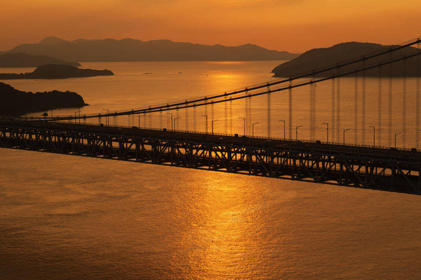 无人,横图,俯视,航拍,室外,白天,旅游,度假,海浪,海洋,日落,山,山脉,标志建筑,大桥,地标,建筑,桥梁,日本,亚洲,浪花,山峰,晚霞,霞光,落日,斜拉桥,桥,山峦,背光,娱乐,建设,海水,黄昏,群山,享受,休闲,旅游胜地,彩霞,放松,鸟瞰,逆光,海景,东亚,本州,本州岛,日本国,濑户大桥,中国地方,冈山,冈山县,四国地方,四国,四国岛,香川,香川县,夕照,薄暮,斜张桥,大海,风浪,海,海水的波动,近岸浪,涌浪,夕阳,彩图,高角度拍摄,傍晚,斜阳