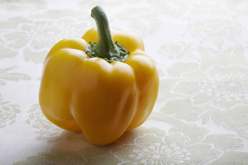 无人,横图,俯视,室内,特写,白天,餐桌,桌子,辣椒,蔬菜,阴影,新鲜,反射,影子,食品,食物,一个,黄色,摄影,有机食品,绿色食品,影棚,单个,餐台,黄辣椒,彩椒,辣角,红海椒,大椒,辣虎,广椒,甜椒,柿子椒,辣子,海椒,番椒,灯笼椒,彩图,高角度拍摄,影棚拍摄,拍摄,黄灯笼辣椒,黄帝椒