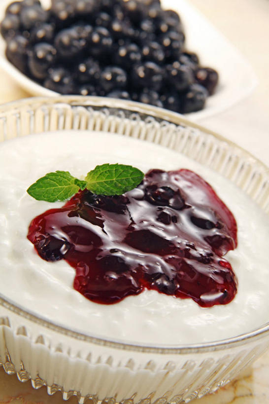 牛奶,无人,竖图,俯视,室内,特写,白天,餐桌,桌子,浆果,蓝莓,水果,叶子,玻璃,阴影,新鲜,反射,影子,生食,食品,果实,绿叶,饮品,营养,酸奶,玻璃制品,食物,饮料,两个,容器,碗,果酱,嫩叶,有机食品,绿色食品,餐台,储藏,乳制品,奶,储存,发酵,蓝莓酱,优格,优酪乳,果子酱,叶,叶片,山都柿,蓝浆果,蓝靛果,彩图,高角度拍摄,都柿,笃斯,贮存