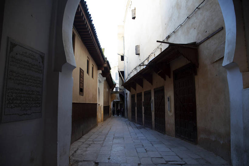 无人,家,横图,室外,白天,正面,旅游,度假,美景,窗户,门,城市风光,城市,道路,建筑,路,非洲,摩洛哥,阴影,光线,影子,房屋,墙,屋子,景观,公寓,小路,交通,娱乐,建设,洋房,楼房,玻璃窗,墙壁,墙面,住宅,天空,阳光,门框,天,享受,休闲,景色,放松,阿非利加洲,摩洛哥王国,菲斯,彩图,房子