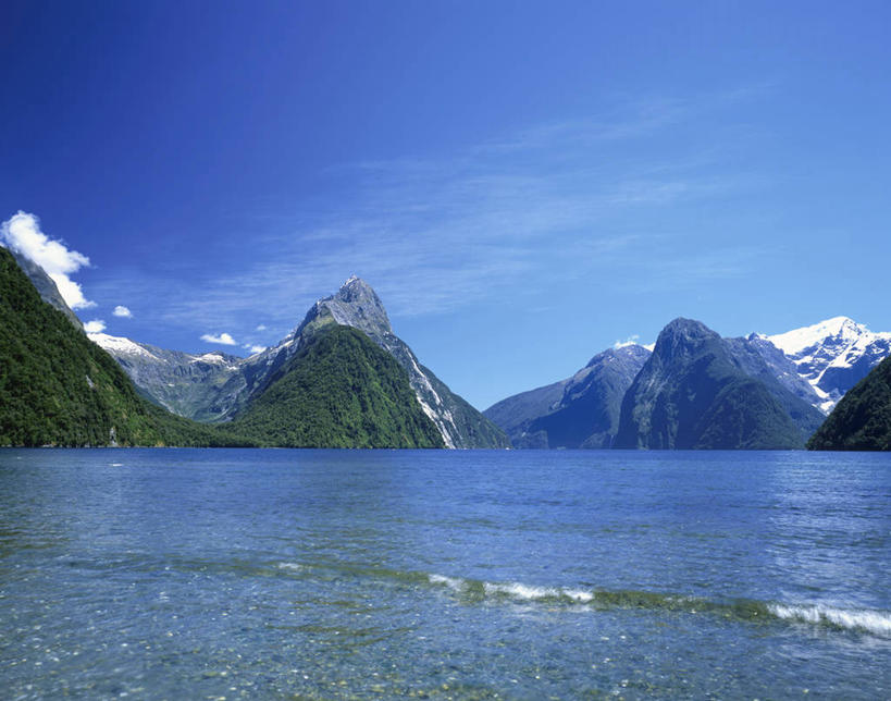 无人,公园,横图,室外,白天,正面,旅游,度假,海浪,海洋,石头,美景,山,雪,雪山,植物,大雪,新西兰,阴影,光线,石子,影子,冰,积雪,景观,浪花,山峰,雪景,云,云朵,冬季,冬天,山峦,云彩,娱乐,树,树木,蓝色,绿色,白云,蓝天,天空,阳光,自然,海水,天,享受,休闲,景色,放松,寒冷,生长,晴朗,成长,冰冷,国家公园,自然风光,大洋洲,海景,严寒,纽西兰,冰凉,酷寒,凛冽,凛凛,极冷,长白云之乡,峡湾国家公园,新西兰南岛,米尔福德峡湾,大海,风浪,海,海水的波动,近岸浪,石块,岩石,涌浪,晴空,彩图