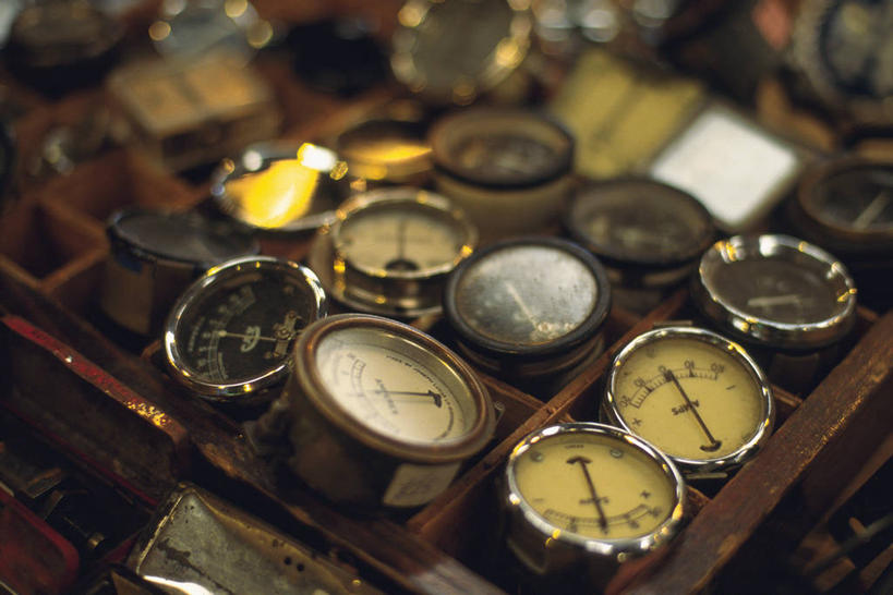 无人,横图,俯视,室内,特写,白天,静物,一排,许多,阴影,朦胧,模糊,整齐,并列,并排,反射,标志,数字,文字,影子,字符,指针,很多,标识,排列,阿拉伯数字,队列,平行,仪表盘,仪表,彩图,高角度拍摄,车速表