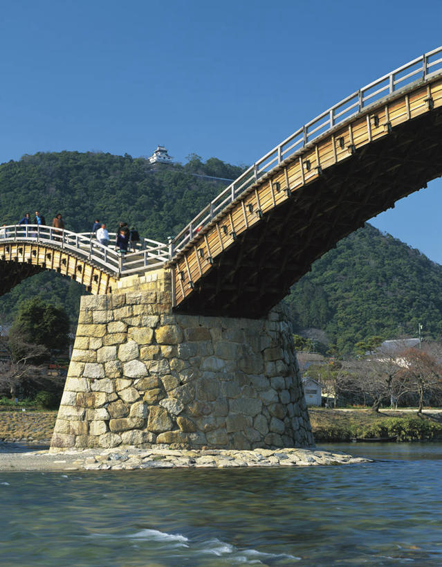 东方人,栏杆,站,走,竖图,室外,白天,仰视,旅游,度假,海浪,海洋,石头,山,山脉,标志建筑,地标,建筑,桥梁,日本,亚洲,行人,游客,游人,阴影,服装,光线,石子,影子,浪花,山峰,围栏,桥,山峦,许多人,注视,休闲装,黄种人,娱乐,建设,石桥,护栏,路人,旅客,拱桥,栈桥,衣服,蓝色,蓝天,天空,阳光,海水,群山,天,观察,看,站着,一群人,享受,休闲,休闲服,旅游胜地,放松,服饰,拱形,晴朗,观看,人行桥,石拱桥,察看,关注,海景,东亚,本州,万里无云,本州岛,日本国,中国地方,山口,山口县,锦带桥,过客,男人,男性,年轻男性,年轻女性,女人,女性,亚洲人,大海,风浪,海,海水的波动,近岸浪,石块,岩石,涌浪,晴空,晴空万里,步行,散步,站立,走路,彩图,低角度拍摄,全身,岩国,岩国市