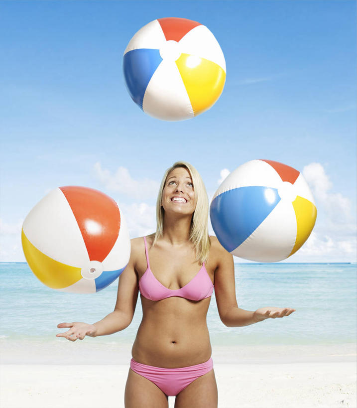 西方人,一个人,站,笑,微笑,露齿笑,竖图,室外,白天,正面,泳装,比基尼,游戏,海浪,海洋,沙滩,玩具,欧洲,欧洲人,仅一个年轻女性,仅一个女性,仅一个人,阴影,光线,沙子,影子,海岸,浪花,沙地,玩,注视,娱乐,三个,粉色,蓝色,蓝天,天空,阳光,海水,天,看,站着,休闲,橡胶,益智,皮球,晴朗,活动,发泄,关注,消遣,智力,海景,橡胶制品,万里无云,宣泄,空心球,年轻女性,女人,女性,白种人,大海,风浪,海,海水的波动,海滩,近岸浪,涌浪,晴空,晴空万里,抛,扔,抬头,玩耍,嬉戏,仰头,站立,半身,彩图,三点式,泳衣