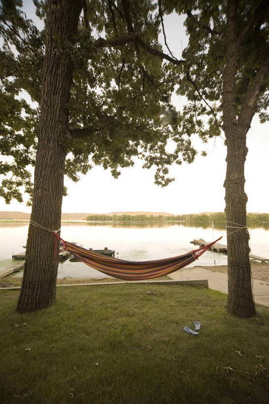 无人,竖图,室外,白天,正面,草地,草坪,河流,美景,树林,水,植物,床,吊床,美国,吊挂,悬挂,河水,景观,水流,挂,草,树,树木,绿色,天空,自然,天,享受,景色,生长,成长,北美,北美洲,安逸,自然风光,美洲,密西西比河,北亚美利加洲,亚美利加洲,爱荷华州,艾奥瓦,艾奥瓦州,爱我华州,衣阿华州,鹰眼州,美国粮仓,安适,清闲,彩图,美利坚合众国