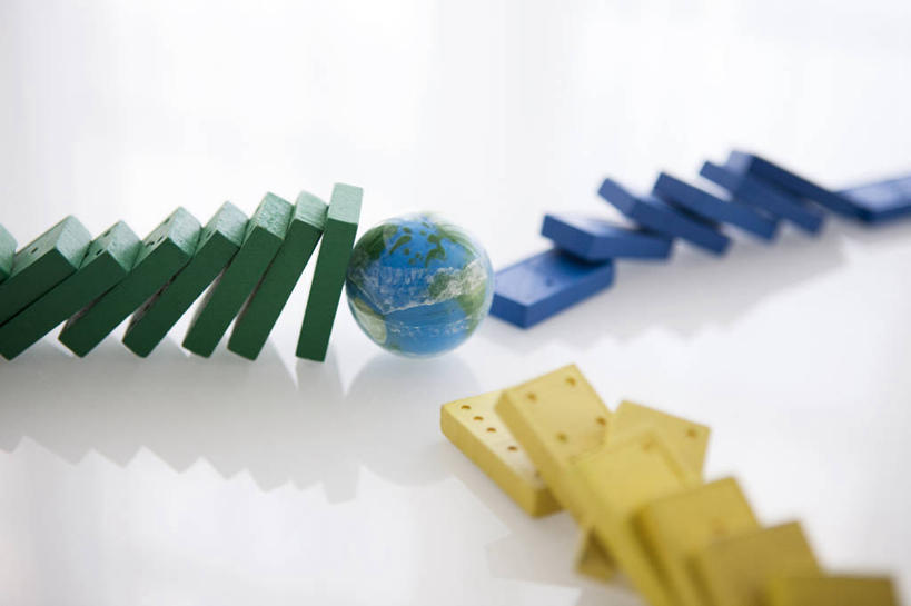 无人,横图,俯视,室内,特写,白天,白色背景,游戏,成功,运动,合作,团队,集体,信心,仪器,海洋,静物,地图,一排,许多,阴影,朦胧,模糊,整齐,并列,并排,反射,网格,地球仪,骨牌,线条,影子,世界地图,地球,陆地,很多,玩,全球,文化,娱乐,队伍,球,排列,一个,黄色,蓝色,绿色,经纬线,模型,休闲,球体,多米诺骨牌,专注,摄影,地理,国家,影棚,拼搏,单个,活动,大陆,创造力,世界,高雅,成就,队列,多米诺,发泄,消遣,智力,纬线,牌九,平行,合伙,版图,经线,坚持,经纬仪,地理学,自信心,品位,宣泄,耐力,体力,连锁反应,想象力,意志力,执着,忍耐,玩耍,嬉戏,彩图,高角度拍摄,影棚拍摄,拍摄,大洋,大洲