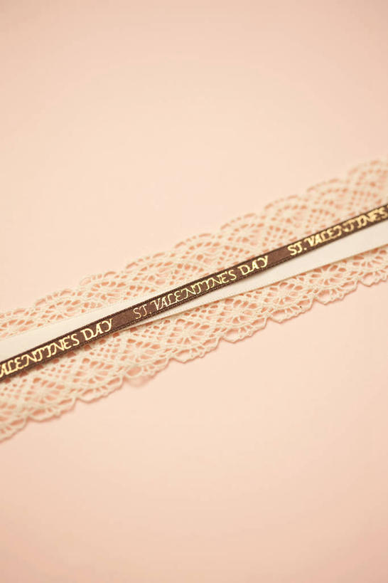 无人,竖图,俯视,室内,特写,白天,静物,纺织品,情人节,阴影,粉色背景,节日,庆祝,反射,英文,标志,布,文字,影子,字符,字母,蕾丝,织物,文化,标识,庆典,摄影,影棚,纪念,英文字母,布匹,彩图,高角度拍摄,影棚拍摄,拍摄,镂空织物