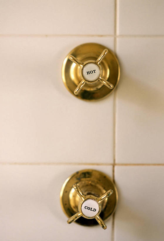 无人,竖图,室内,特写,白天,正面,建材,建筑,静物,阴影,反射,材料,瓷砖,水龙头,影子,开关,墙砖,两个,打开,建造,阀门,开启,水咀,彩图,墙面砖