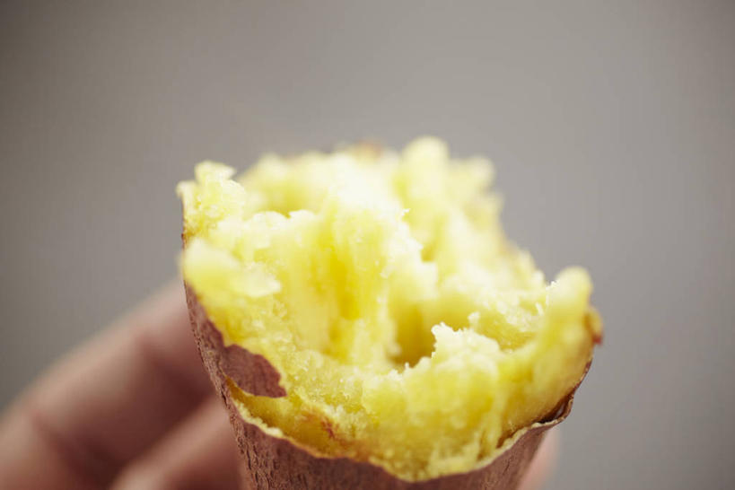 东方人,手,一个人,横图,室内,特写,白天,正面,红薯,亚洲,仅一个年轻女性,仅一个女性,仅一个人,握,朦胧,模糊,拿,拿着,黄种人,小吃,手部,握着,单手,年轻女性,女人,女性,亚洲人,山芋,甘薯,番薯,地瓜,半身,彩图,烘山芋,烤白薯,烤地瓜,烤番薯,烤红薯,煨番薯