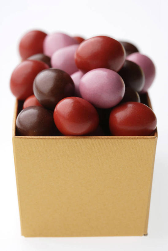 无人,竖图,俯视,室内,特写,白天,白色背景,一堆,许多,阴影,堆叠,堆积,反射,木制,木盒,影子,食品,糖,糖果,甜点,甜品,巧克力豆,很多,食物,木制品,容器,甜食,巧克力,摄影,影棚,储藏,朱古力,堆,储存,彩图,高角度拍摄,影棚拍摄,拍摄,贮存