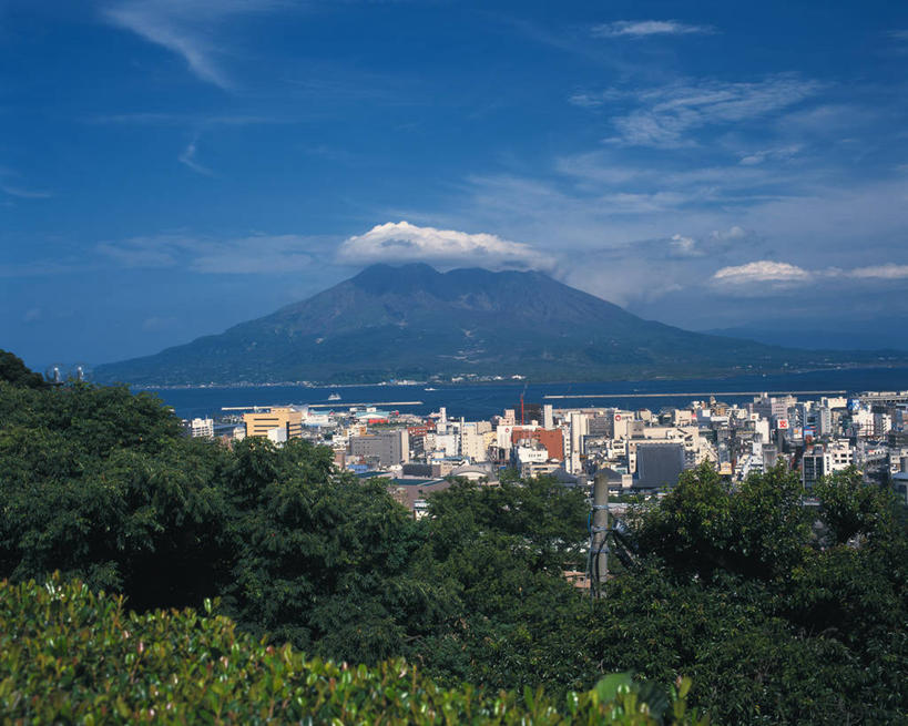 无人,家,横图,俯视,室外,白天,旅游,度假,美景,森林,山,山脉,树林,植物,鹿儿岛,日本,亚洲,阴影,光线,影子,房屋,屋子,景观,山峰,云,云朵,公寓,山峦,云彩,娱乐,洋房,楼房,住宅,树,树木,蓝色,绿色,白云,蓝天,天空,阳光,自然,群山,天,享受,休闲,景色,放松,生长,晴朗,成长,自然风光,东亚,日本国,九州本岛,九州,九州岛,九州地方,鹿儿岛县,县厅,晴空,彩图,高角度拍摄,房子,鹿儿岛市