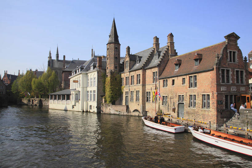 无人,家,横图,室外,白天,正面,度假,河流,美景,水,植物,城市风光,城市,船,比利时,欧洲,阴影,光线,影子,房屋,屋子,河水,景观,水流,公寓,木船,娱乐,洋房,楼房,住宅,树,树木,蓝色,绿色,蓝天,天空,阳光,自然,交通工具,天,享受,休闲,景色,放松,生长,晴朗,成长,舟,西欧,载具,万里无云,省会,比利时王国,布鲁日,西佛兰德省,弗拉芒大区,晴空,晴空万里,彩图,房子