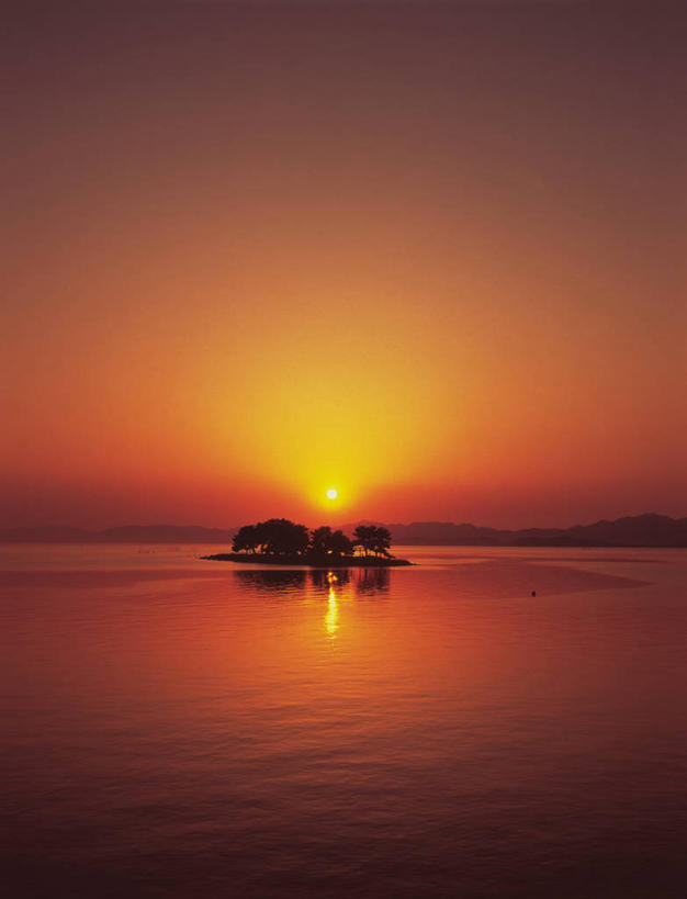 无人,竖图,室外,白天,正面,旅游,度假,岛屿,湖,湖泊,美景,日落,树林,水,太阳,植物,日本,亚洲,阴影,光线,影子,岛,湖面,景观,水流,水面,晚霞,霞光,落日,背光,娱乐,树,树木,绿色,阳光,自然,黄昏,湖水,享受,休闲,景色,彩霞,放松,生长,成长,松江,自然风光,逆光,东亚,本州,本州岛,日本国,中国地方,县厅,岛根,岛根县,夕照,薄暮,列岛,群岛,诸岛,夕阳,彩图,傍晚,松江市,宍道湖,斜阳