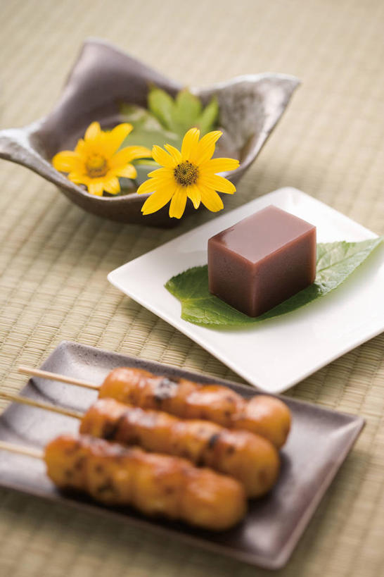 点心,无人,竖图,俯视,室内,特写,白天,餐具,阴影,朦胧,模糊,盛开,反射,碟子,盘,影子,和果子,食品,甜点,甜品,塌塌米,榻榻米,花蕾,小吃,花,花瓣,花朵,鲜花,食物,糕点,盘子,碟,甜食,花苞,花蕊,日式,叠席,彩图,高角度拍摄,日本小吃