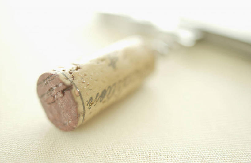 无人,横图,俯视,室内,特写,白天,静物,阴影,朦胧,模糊,反射,开瓶器,影子,开瓶,一个,瓶塞,摄影,影棚,单个,开启,保存,密封,启瓶器,瓶启,红酒酒启,红酒开瓶器,红酒启瓶器,酒刀,酒开,酒起,葡萄酒开酒器,葡萄酒开瓶器,彩图,高角度拍摄,影棚拍摄,拍摄,酒具