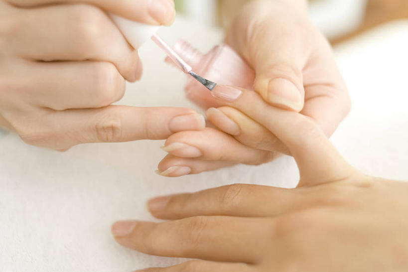 东方人,手,两个人,美容师,横图,俯视,室内,特写,白天,亚洲,握,阴影,朦胧,模糊,装饰,反射,罐子,影子,拿,指甲油,拿着,黄种人,顾客,玻璃制品,玻璃瓶,化妆刷,瓶子,刷子,手部,握着,美甲师,华丽,修饰,点缀,美容工具,指甲刷,化妆工具,衬托,美观,雅致,雅观,主顾,年轻女性,女人,女性,亚洲人,半身,彩图,高角度拍摄