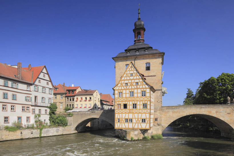 无人,家,横图,室外,白天,正面,旅游,度假,河流,名胜古迹,水,植物,标志建筑,地标,建筑,桥梁,德国,欧洲,阴影,波纹,遗迹,光线,影子,房屋,屋子,河水,水流,公寓,桥,涟漪,古迹,文物,娱乐,建设,古建筑,石桥,洋房,楼房,拱桥,住宅,树,树木,蓝色,绿色,倒影,蓝天,水纹,天空,阳光,自然,波浪,天,享受,休闲,旅游胜地,放松,拱形,生长,晴朗,成长,人行桥,石拱桥,倒映,西欧,古文明,万里无云,德意志联邦共和国,水晕,巴伐利亚,巴伐利亚州,拜恩州,拜恩自由州,反照,班贝格,晴空,晴空万里,彩图,房子,上弗兰肯行政区,巴姆贝格,班贝格城