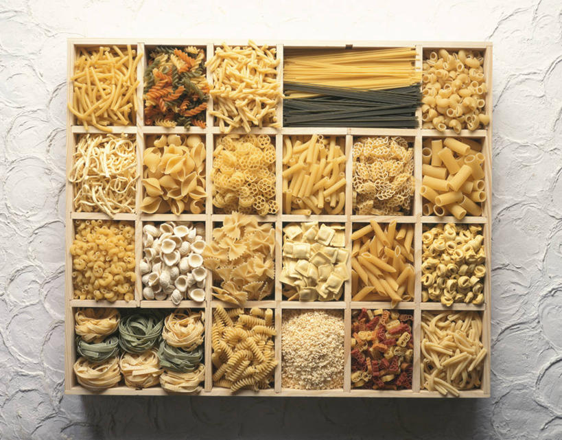 面食,面条,意大利面,无人,横图,俯视,室内,特写,白天,西餐,一堆,许多,阴影,堆叠,堆积,反射,影子,纸盒,面,料理,食品,很多,盒子,食物,包装盒,容器,西式,储藏,堆,储存,意粉,意面,彩图,高角度拍摄,贮存