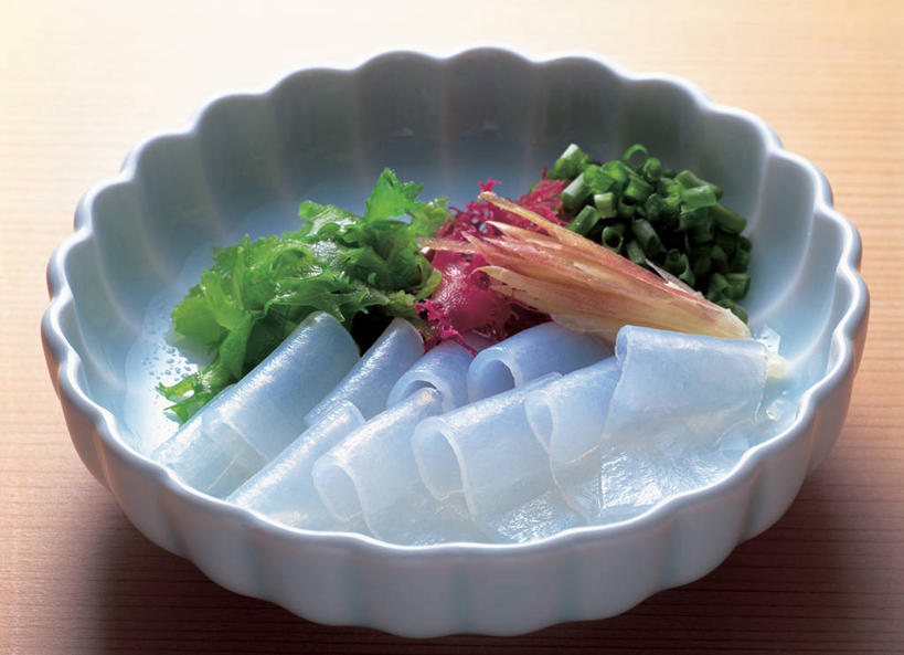 海鲜,无人,横图,俯视,室内,特写,白天,烹饪,餐桌,桌子,蔬菜,阴影,新鲜,反射,鱼,影子,陶瓷,肉,鱼肉,日本料理,料理,食品,陶瓷制品,蒟蒻,水产,菜肴,美食,肉类,鱼类,海洋生物,食物,一个,容器,碗,日式料理,日式,摄影,佳肴,有机食品,绿色食品,影棚,单个,餐台,储藏,储存,水生动物,海产品,水生物,肉食,海底动物,鬼芋,菎蒻,雷公枪,蒻头,魔芋,彩图,高角度拍摄,影棚拍摄,拍摄,贮存