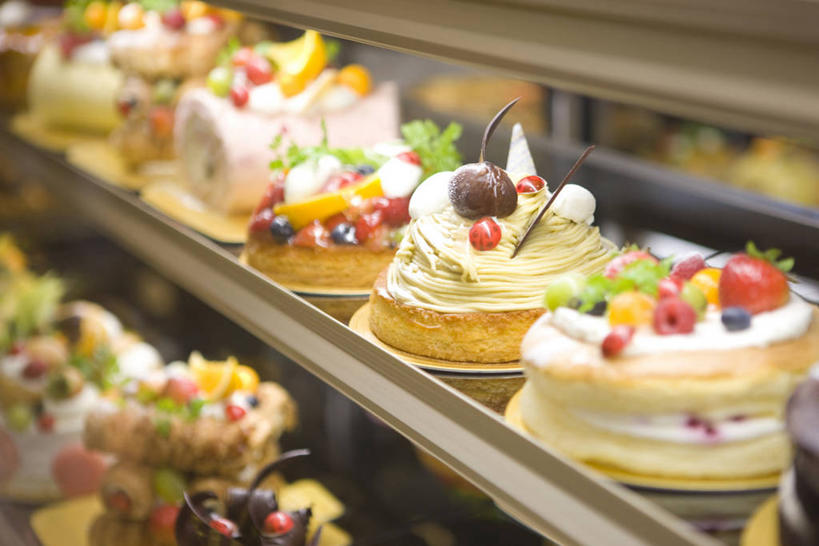 点心,无人,商店,横图,室内,特写,白天,正面,下午茶,柜子,水果,玻璃,一排,许多,阴影,朦胧,模糊,新鲜,整齐,并列,并排,反射,影子,生食,食品,果实,水果蛋糕,很多,商铺,货架,蛋糕店,玻璃制品,食物,糕点,排列,奶油,展示,有机食品,绿色食品,乳制品,储存,队列,平行,展现,陈列柜,市肆,商号,激凌,克林姆,淇淋,储备,蕴藏,贮备,彩图,店铺,贮存,蛋糕,面包糕饼店