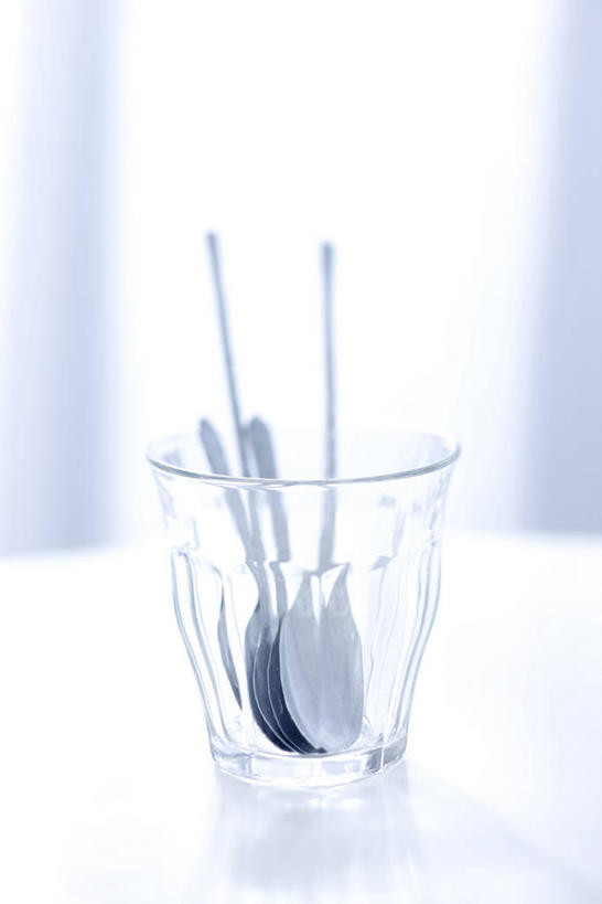 无人,竖图,室内,特写,白天,正面,餐桌,桌子,静物,杯子,许多,阴影,朦胧,模糊,反射,滤器,影子,勺子,很多,玻璃制品,水杯,餐台,漏勺,玻璃杯,彩图