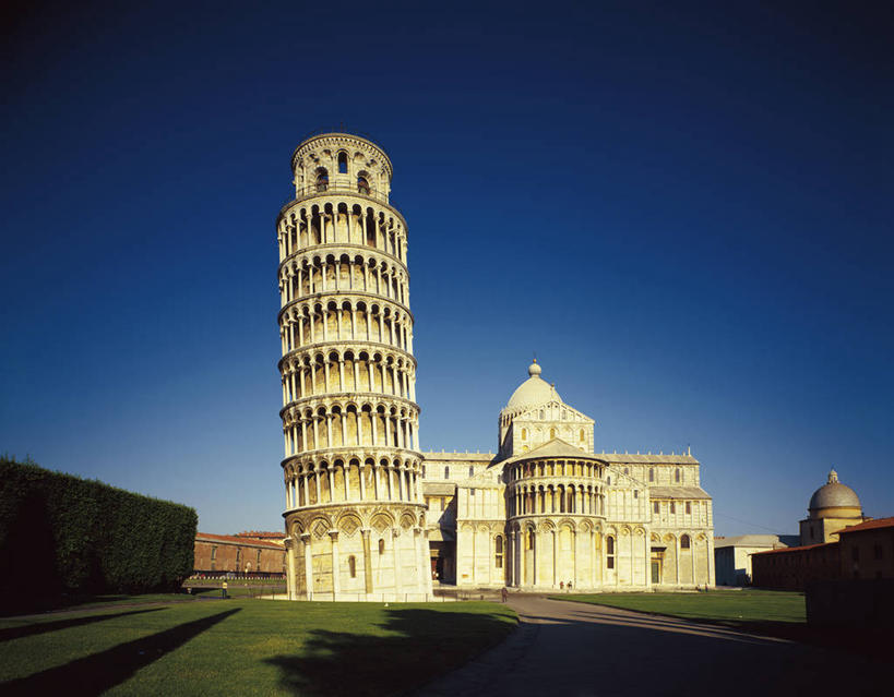 无人,家,横图,室外,白天,仰视,旅游,度假,草地,草坪,名胜古迹,植物,标志建筑,地标,建筑,意大利,欧洲,阴影,遗迹,光线,影子,房屋,屋子,古迹,文物,娱乐,建设,古建筑,楼房,住宅,草,蓝色,绿色,蓝天,天空,阳光,天,享受,休闲,旅游胜地,放松,晴朗,比萨城,比萨斜塔,托斯卡纳,南欧,古文明,焦糖,万里无云,意大利共和国,奇迹广场,比萨大教堂,托斯卡纳大区,晴空,晴空万里,彩图,低角度拍摄,房子,食品添加剂,添加剂,酱色,焦糖色,着色剂