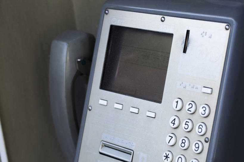 无人,打电话,横图,室外,特写,白天,正面,静物,电话,阴影,反射,标志,数字,文字,影子,字符,通讯设备,标识,电话亭,话筒,电话线,便捷,服务,阿拉伯数字,公用电话,公共设施,固定电话,交流,电话机,沟通,通话,彩图